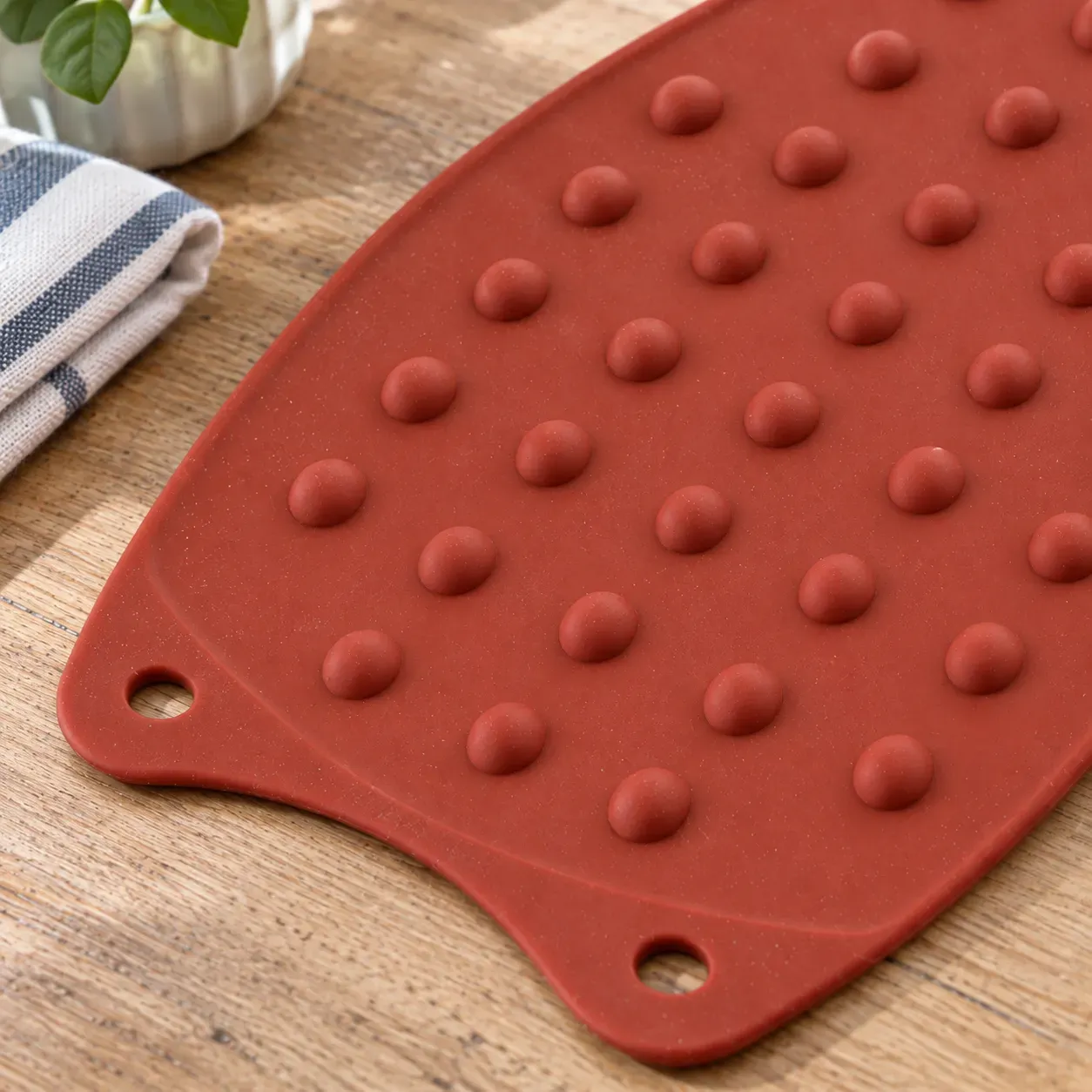 Windermere Silicone Iron Rest, Brick Red, construction detail